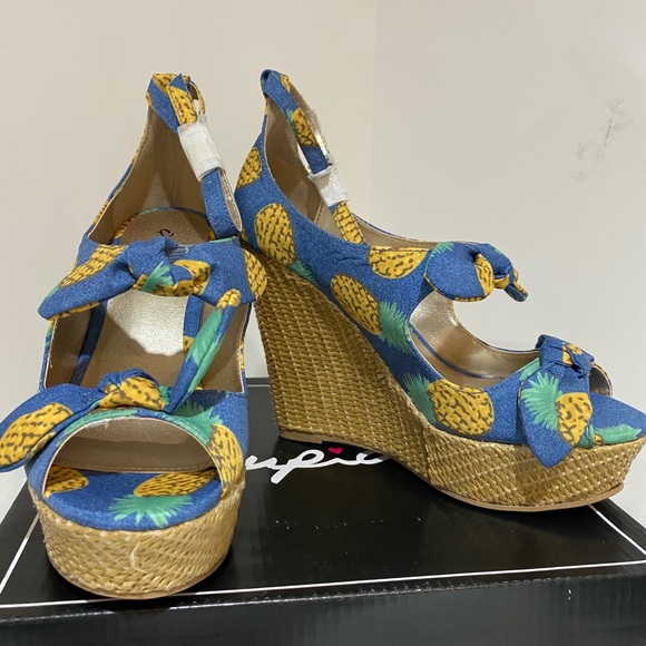 NIB! Clearance Pineapple blue dual strap wedges - Picture 5 of 7